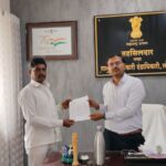 लोणार तालुक्यात रेती वाहतुकीचा थरार; निष्पाप नागरिकांच्या बळीची प्रशासन वाट पाहतंय का?ओव्हरलोड वाहनांमुळे अपघातांचे सत्र; विना नंबर प्लेट वाहनांची ‘बीबी’ परिसरात दहशत….