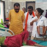 बुलढाणा जिल्हा सामान्य रुग्णालयात उपचार घेत असलेल्या गाजीपुर अपघातग्रस्त रुग्णाची  केंद्रीयमंत्री प्रतापराव जाधव यांनी घेतली भेट … तब्येतीची ( प्रकृतीची ) केली विचारपूस ….