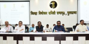 केंद्र शासनाच्या योजनांचा केंद्रीय ...ष व कुटूंब कल्याण राज्यमंत्री यांनी घेतला आढावा;-6