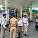 जिल्हाधिकाऱ्यांची पेट्रोल पंपांवर अचानक भेट; अफवांवर विश्वास न ठेवण्याचे नागरिकांना आवाहनथेट पंपांवर जाऊन केली इंधन साठ्याची प्रत्यक्ष तपासणी !साठेबाजी करणाऱ्यांवर कडक कारवाईचा इशारा !