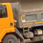 लोणार तालुक्यात धोकादायक रेती वाहतूक सुरूच, दुचाकी धारक त्रस्त;डोळ्यात रेती आणि पाणी, पण लोक प्रतिनिधी यांची चुप्पी का?