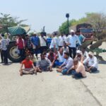 ऐन पेरणीच्या तोंडावर डिझेलचा तुटवडा; चिखली तालुक्यातील मेरा चौकी येथे शेतकऱ्यांचा तीव्र ‘रस्ता रोको